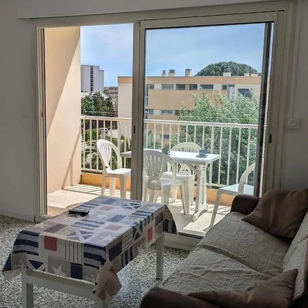 Climatise Avec Coin Nuit 150m De La * Le Lavandou