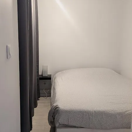 Climatise Avec Coin Nuit 150m De La Daire Le Lavandou